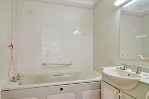 En Siuite Bathroom- click for photo gallery